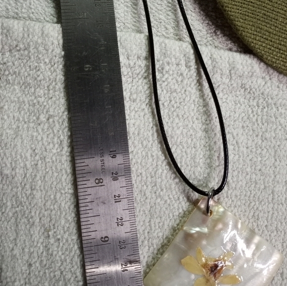 Large shell pendant with painted flower 🌸 on black cord necklace - Picture 4 of 5